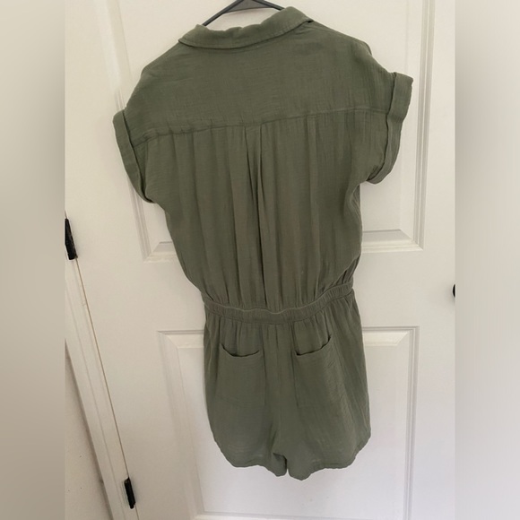 Green beachlunchlounge Romper - Picture 3 of 3